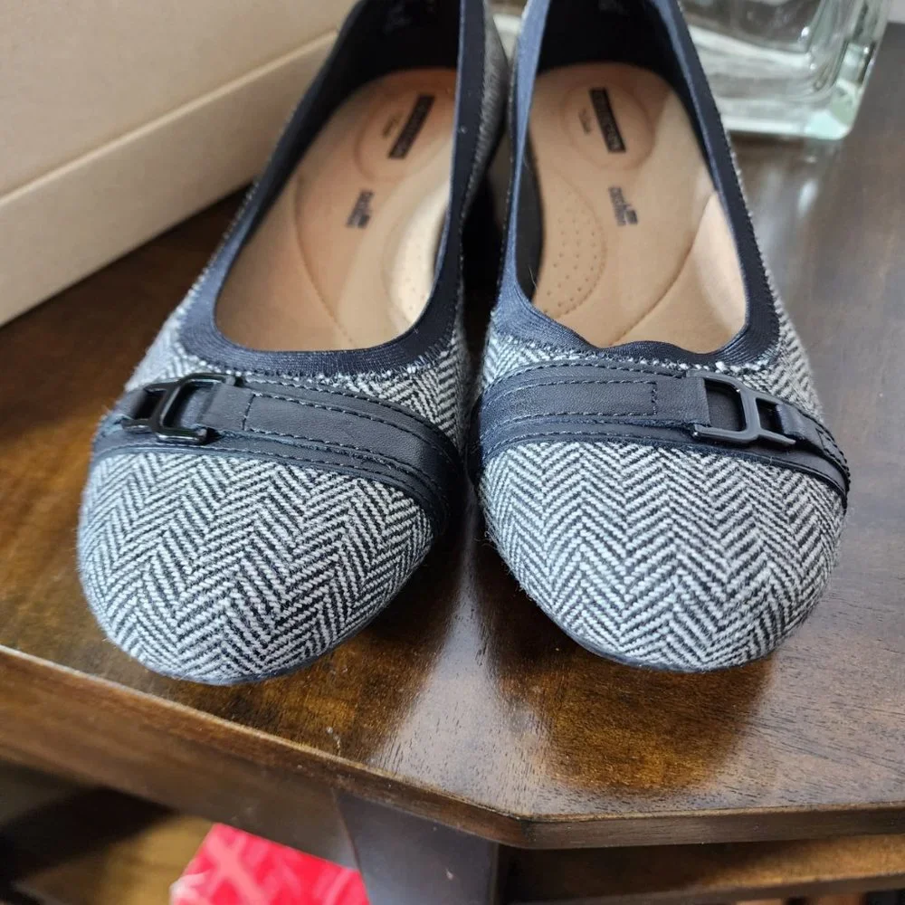 Like New Clarks Black Tweed Combo Slip-On Flats - Picture 9 of 10